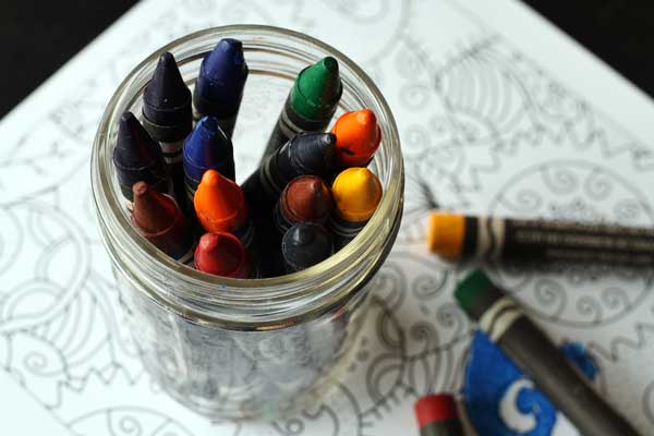 Crayons de couleur et livre à colorier
